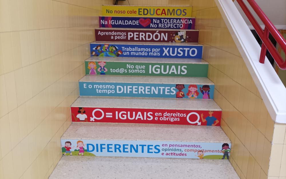 El Ayuntamiento coloca la escalera de la igualdad en el CPI de A Cañiza