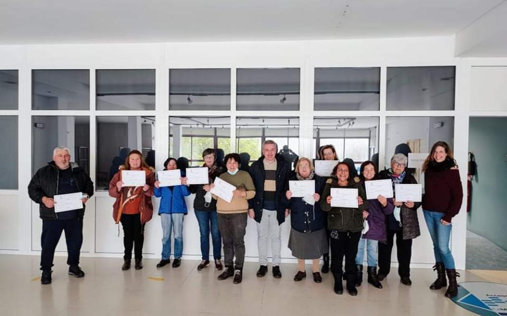 o alcalde entrega os diplomas do curso de alfabetizacion digital finalizado este 8 de abril