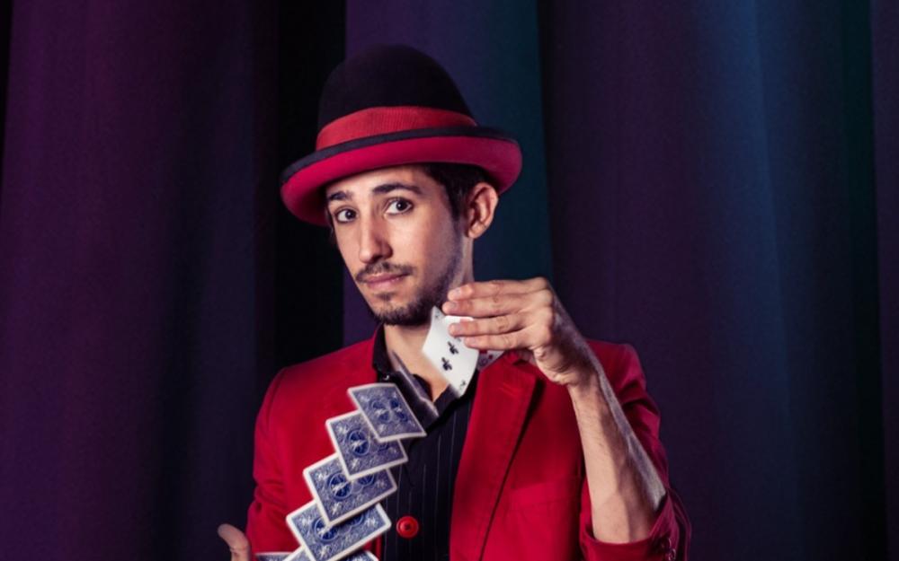 Maxia cómica con Gonza Martini que nos encandilará co seu espectáculo «en mis petates» o domingo 6 de agosto ás 22.30 na Praza
