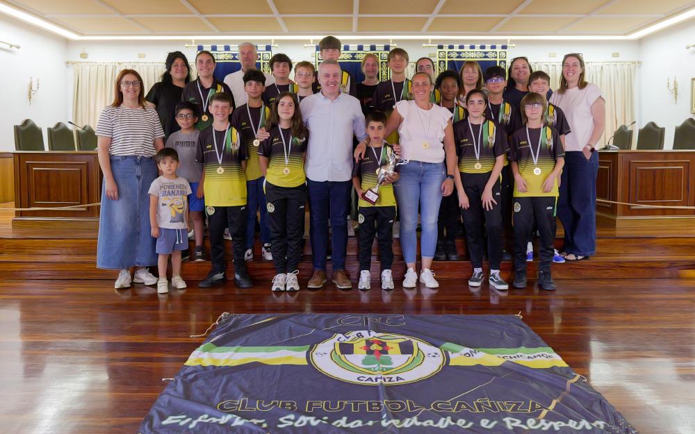O Concello de A Caniza homenaxea ao equipo infantil do CF Cañiza polo seu campionato de liga