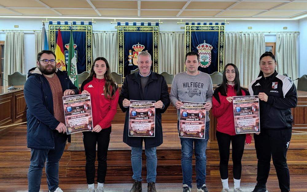 O Alcalde da Cañiza e o Club Balonmán Cañiza presentan a viaxe do Sénior Feminino a Madrid este 24 de xaneiro  O Alcalde Luis Piña, xunto co Presidente do CBC, Marcos Estévez, e o adestrador Ismael Lago, presentaron oficialmente a viaxe que realizará mañá sábado o equipo Sénior Feminino do CBC, que compite na División de Honor Prata Feminina, a Leganés (Madrid), acompañadas pola súa afección, para disputar o encontro fronte ao Healthy Poke BM Leganés, correspondente á 14ª xornada da liga regular, nun compro