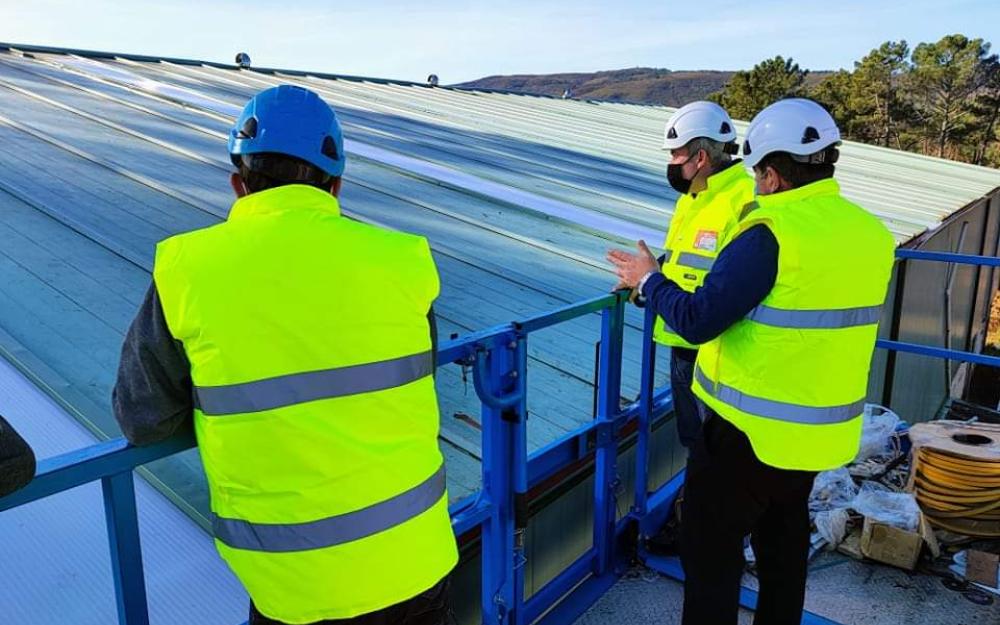 Luis Piña visita as obras de reforma do tellado do pavillón deportivo Carballo do Marco