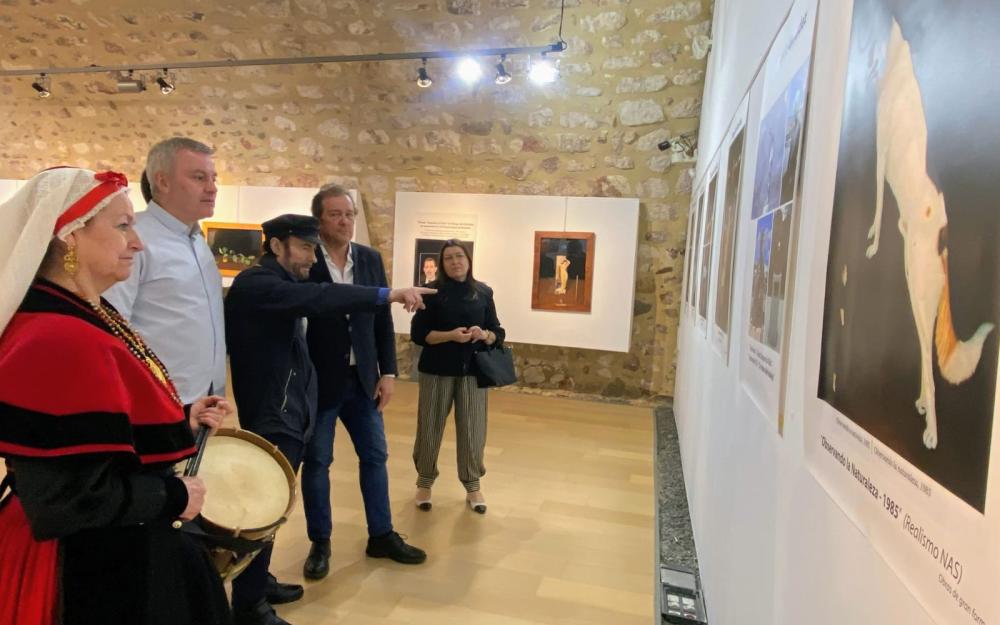 O Alcalde Luis Piña acompaña un ano máis ao artista Diego de Giráldez na inauguración da súa nova exposición en Ávila  O pasado luns inaugurouse no Episcopio de Ávila a exposición “La esencia del pensamiento. Realismo NAS” do artista canicense Diego de Giráldez, unha mostra organizada polo Concello de Ávila que poderá visitarse do 18 ao 31 de maio de 2026. O acto inaugural estivo presidido polo concelleiro de Cultura do Concello de Ávila, Ángel Sánchez, e contou coa presenza do Alcalde da Caniza, Luis Piña,