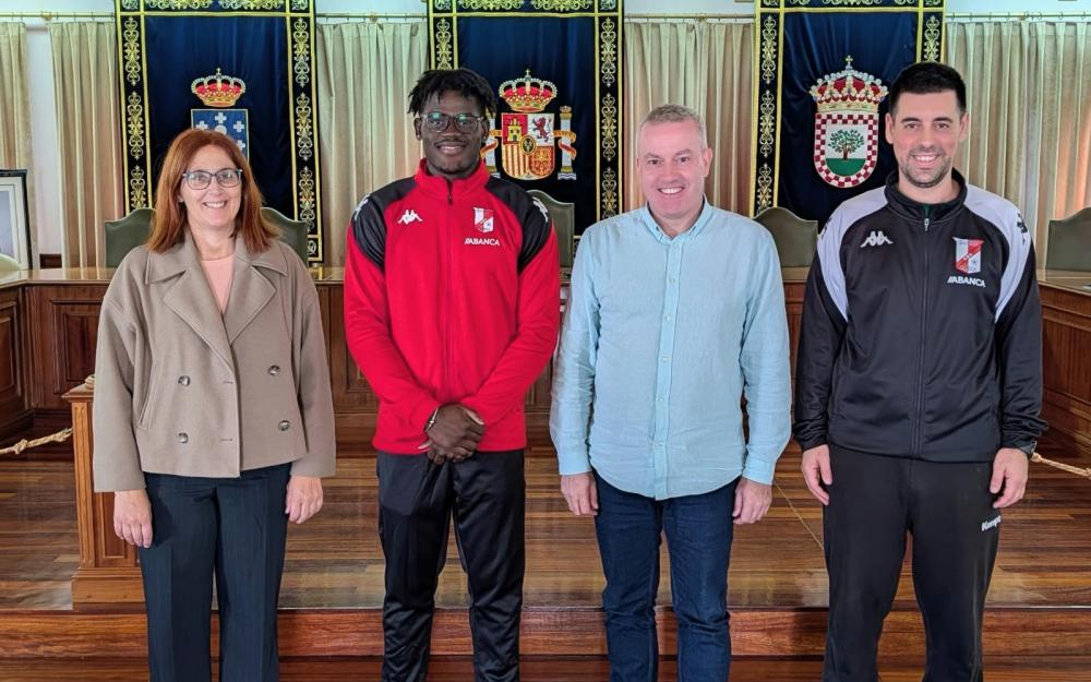 O Concello da Caniza recibe a Mateus de Almeida Pedro para trasladarlle o seu apoio e o rexeitamento fronte ao racismo