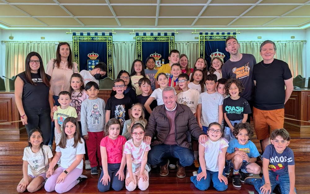  Visita do alumnado de 2º de primaria do CPI á Casa Consistorial  O Alcalde Luis Piña recibiu esta mañá na Casa Consistorial ao alumnado de 2º de Educación Primaria do Centro Público Integrado, nunha visita educativa destinada a achegar ás nenas e nenos o funcionamento da administración local.  O grupo chegou á Casa Consistorial a media mañá, onde foi recibido polo Alcalde, quen lles fixo de anfitrión ao longo da xornada, amosándolles o edificio municipal e as súas dependencias, entre elas o Salón noble de 