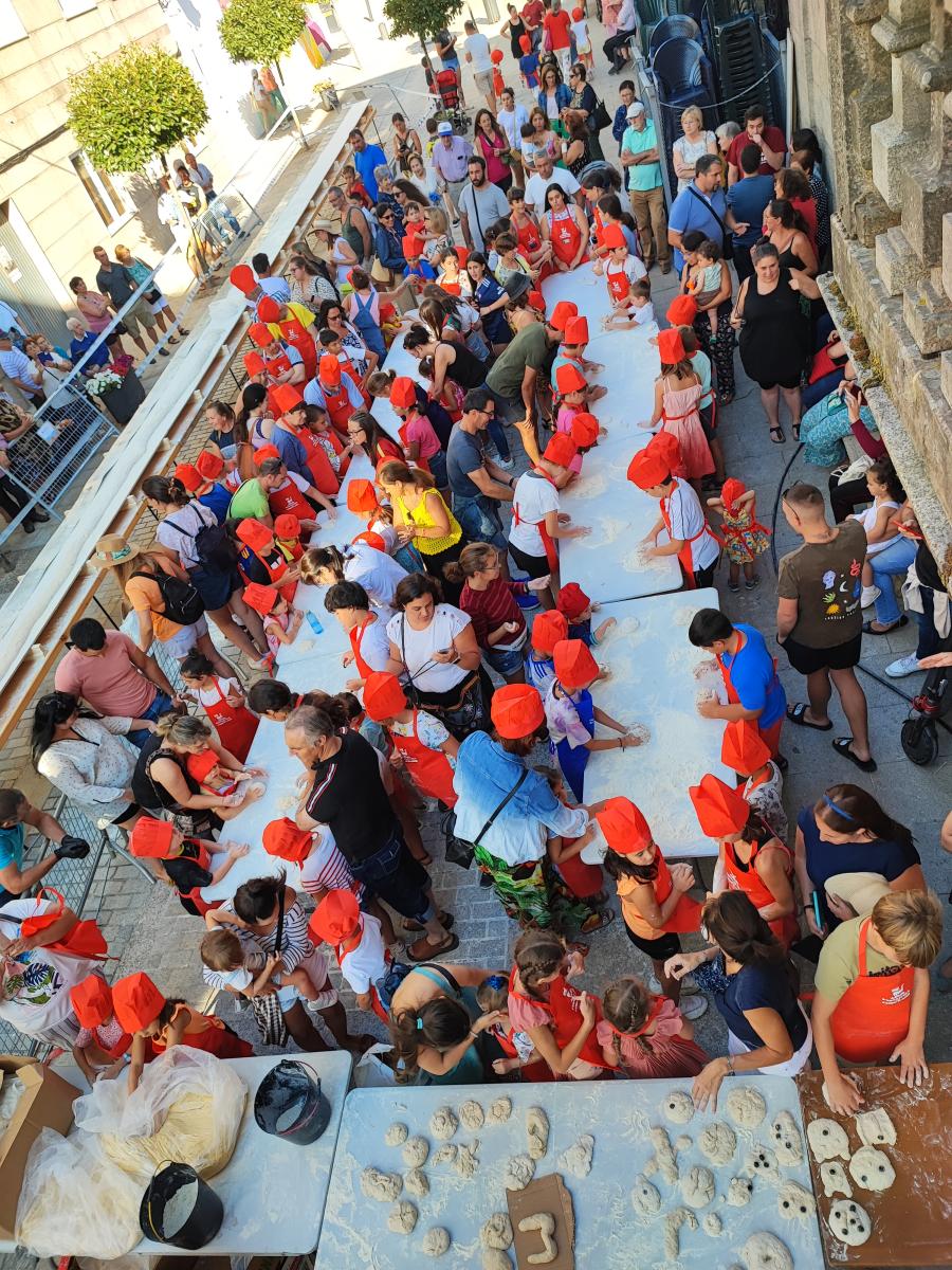 Obradoiro de Pan e bocata xigante de xamon diante da Casa do Concello. 13 de agosto de 2023